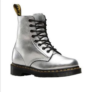 NWT Dr. Martens Pascal 8-Eye Boot